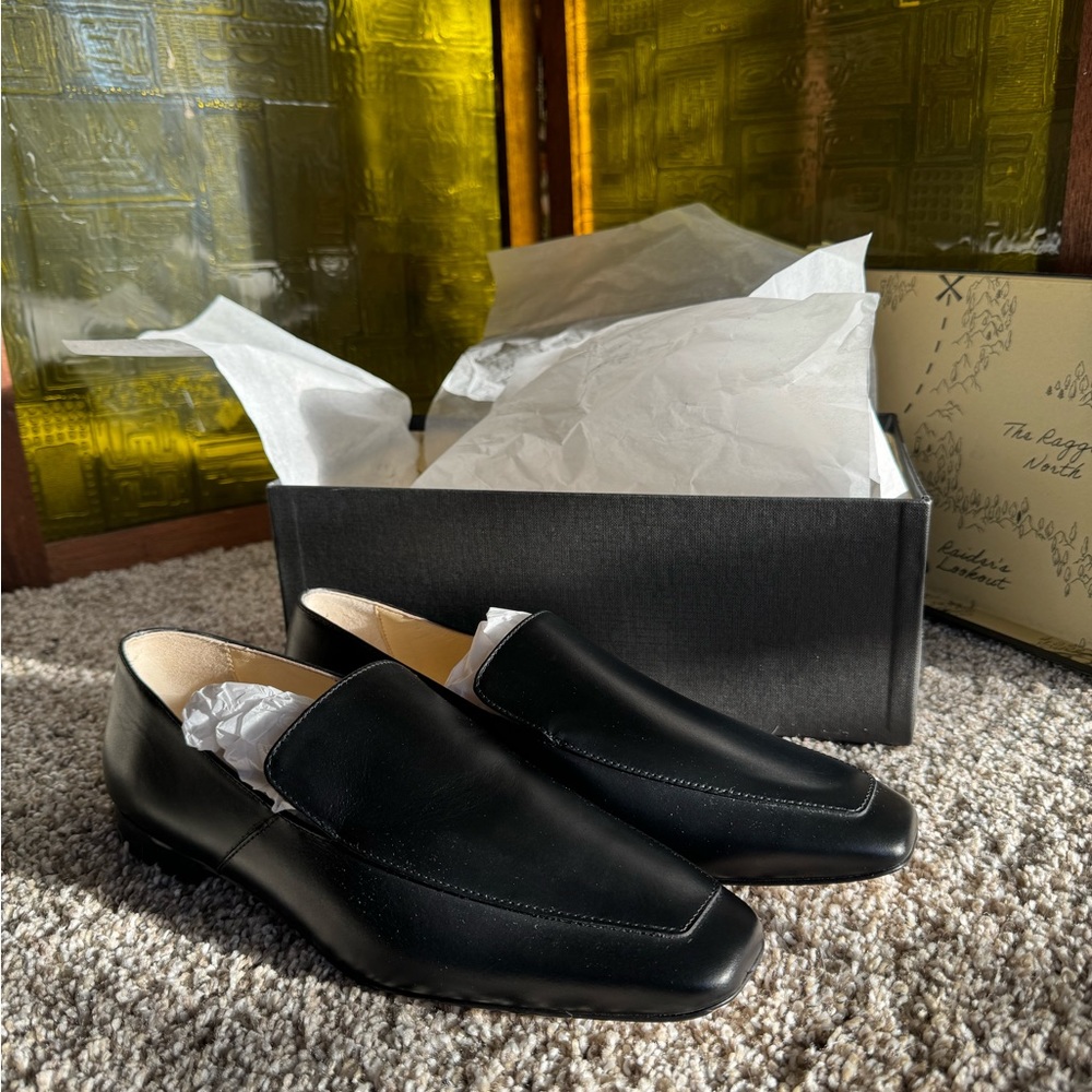 Banana Republic Luz Leather Loafer unworn size 8 fits like 7.5